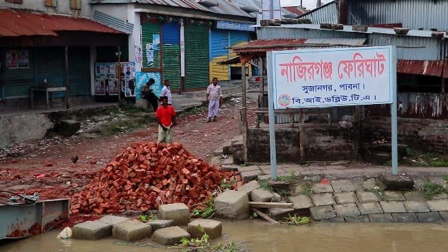 স্রোতের অজুহাতে ফেরি বন্ধ, নাজিরগঞ্জ-ধাওয়াপাড়া রুটে দুর্ভোগ